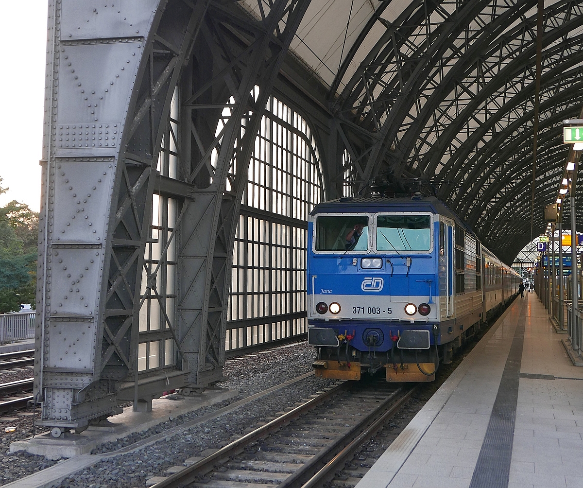 371 003-5 “Jana“hat die Wagen des aus Hamburg-Altona kommenden EC 179 übernommen und wird diese bis nach Prag ziehen (Dresden Hbf, 13.09.2017).