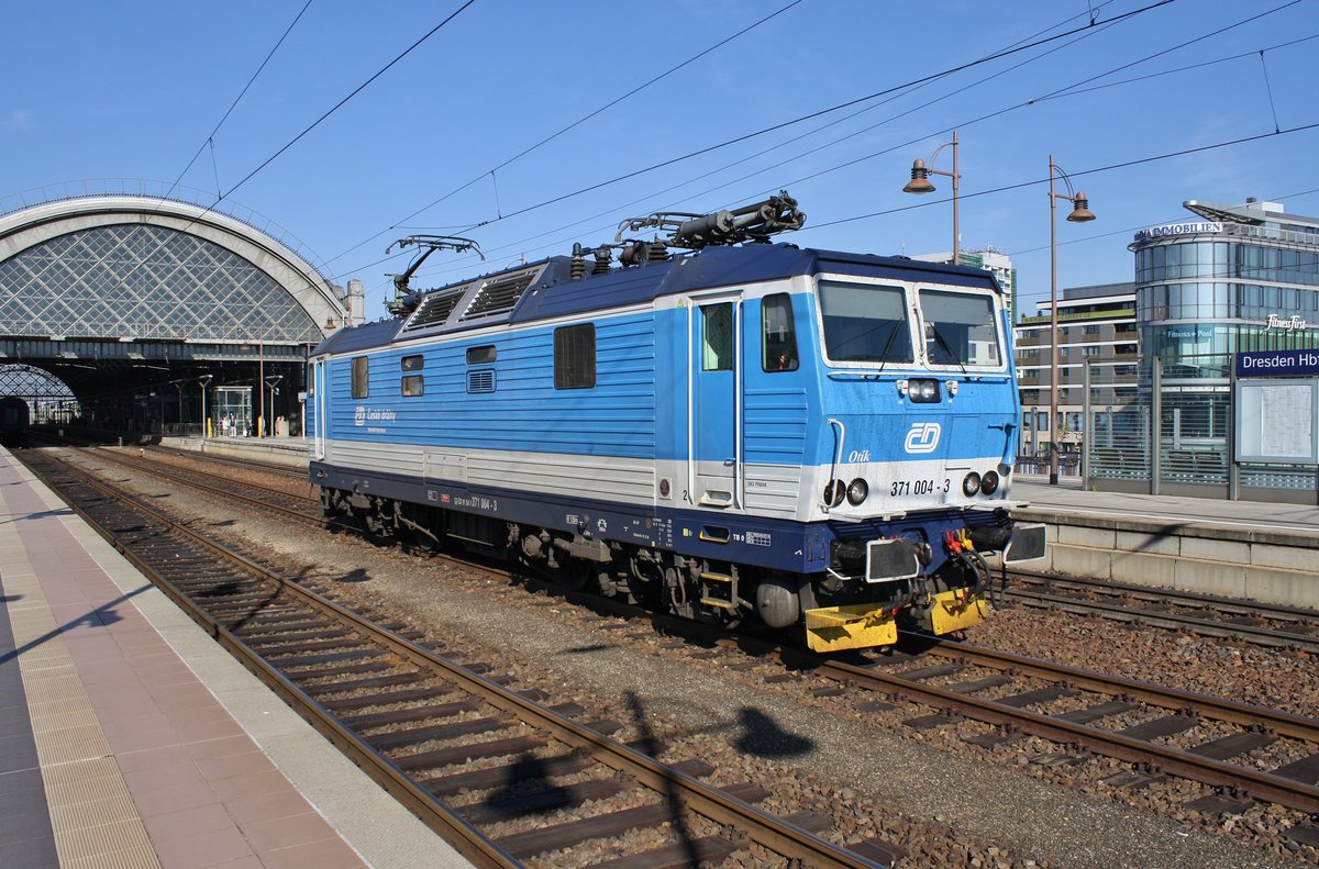 371 004-3 passiert am 30.9.2017 den Dresdener Hauptbahnhof in östlicher Richtung.