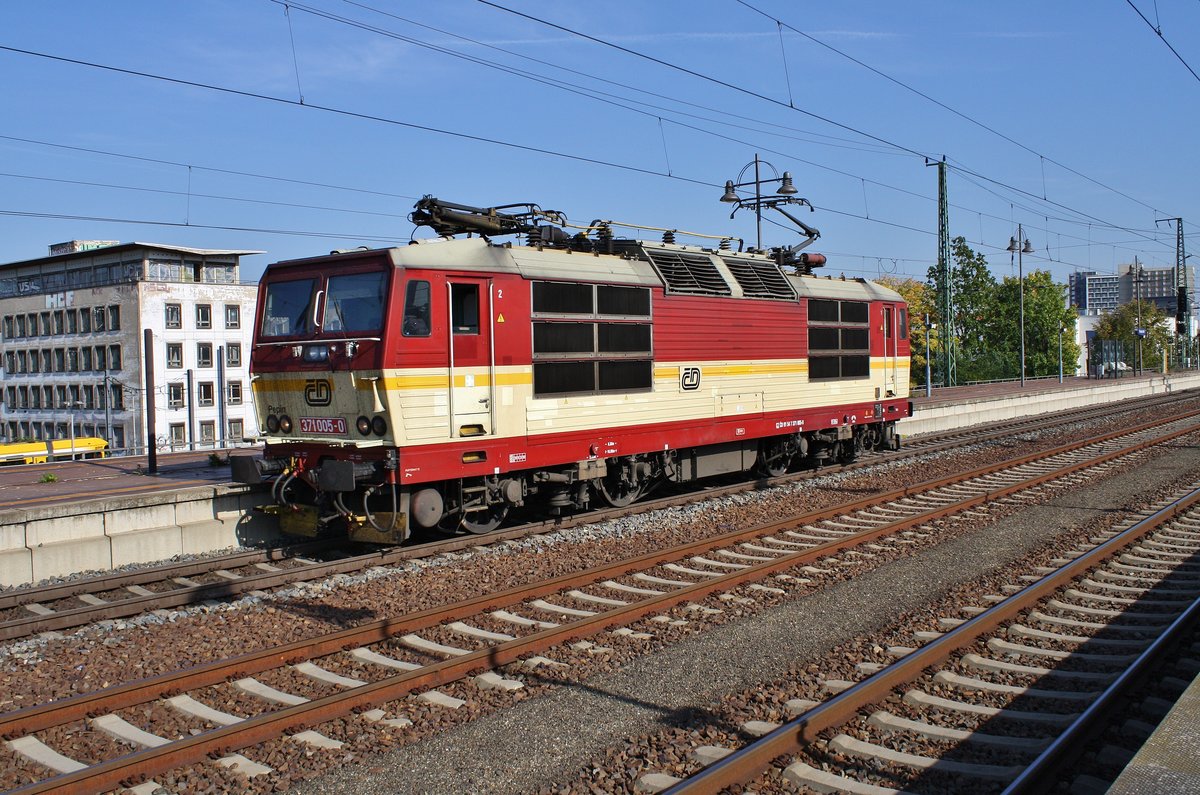 371 005-0 passiert am 30.9.2017 den Dresdener Hauptbahnhof in östlicher Richtung.
