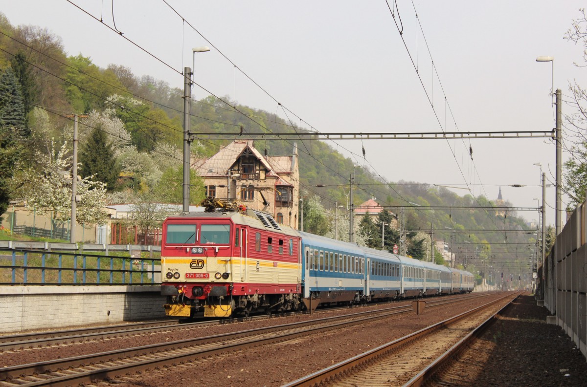 371 005-0 zu sehen am 25.04.15 in Ústí nad Labem mit dem EC gen Prag. Foto entstand von einem Bahnübergang.