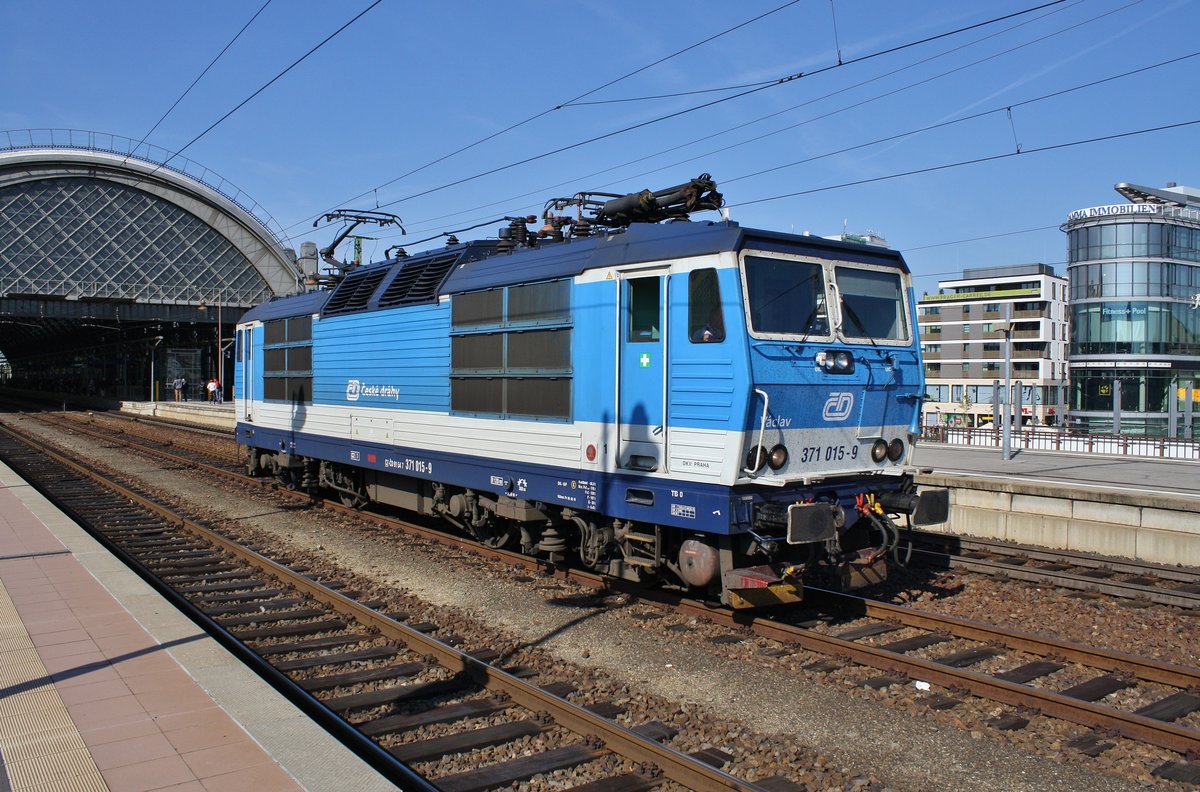 371 015-9 passiert am 30.9.2017 den Dresdener Hauptbahnhof in östlicher Richtung.