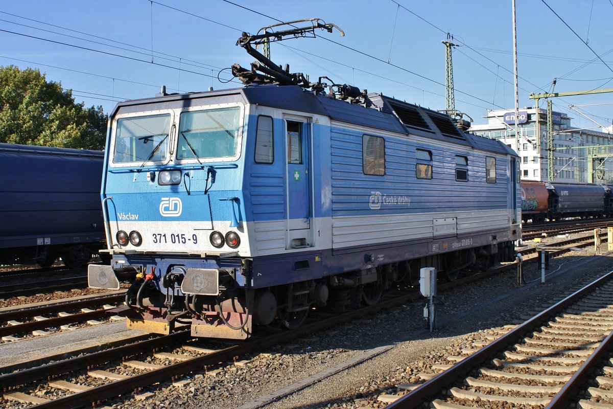 371 015-9 steht am Vormittag des 30.9.2017 im Gleisvorfeld des Dresdener Hauptbahnhof.