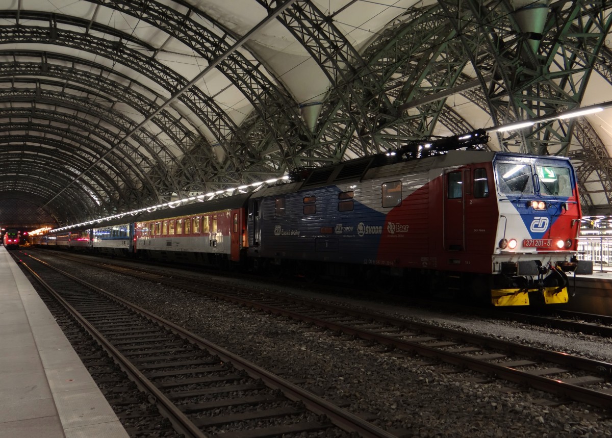 371 201-5 steht am 20.12.14 mit einem EC in Dresden Hbf.