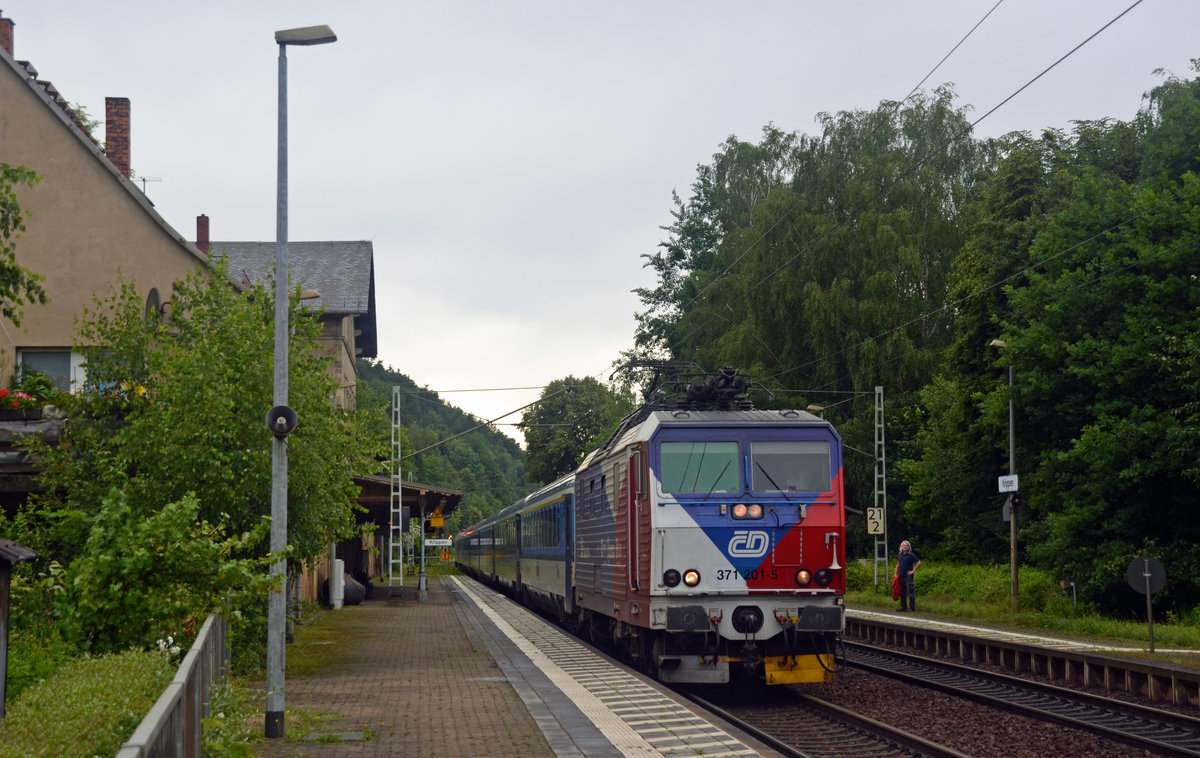 371 201 beförderte am 17.06.16 den EC 175 nach Prag durch Krippen.