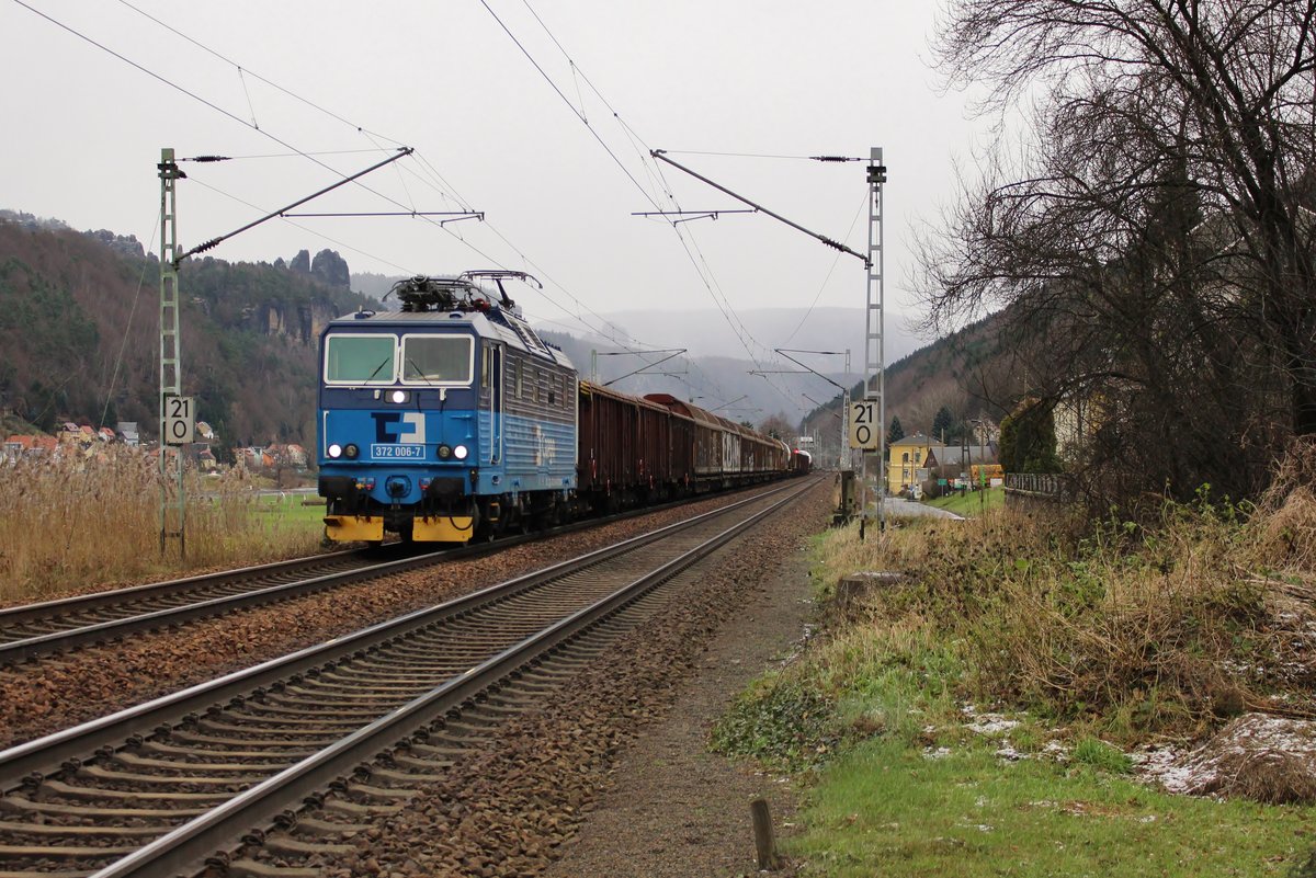 372 006-7 ist am 09.12.17 mit einem Güterzug in Krippen zu sehen.