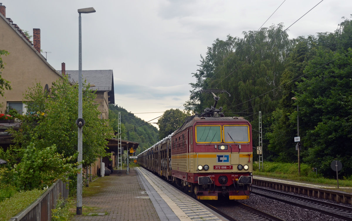 372 006 rollte mit einem beladenen Autozug am 17.06.16 durch Krippen Richtung Tschechien.