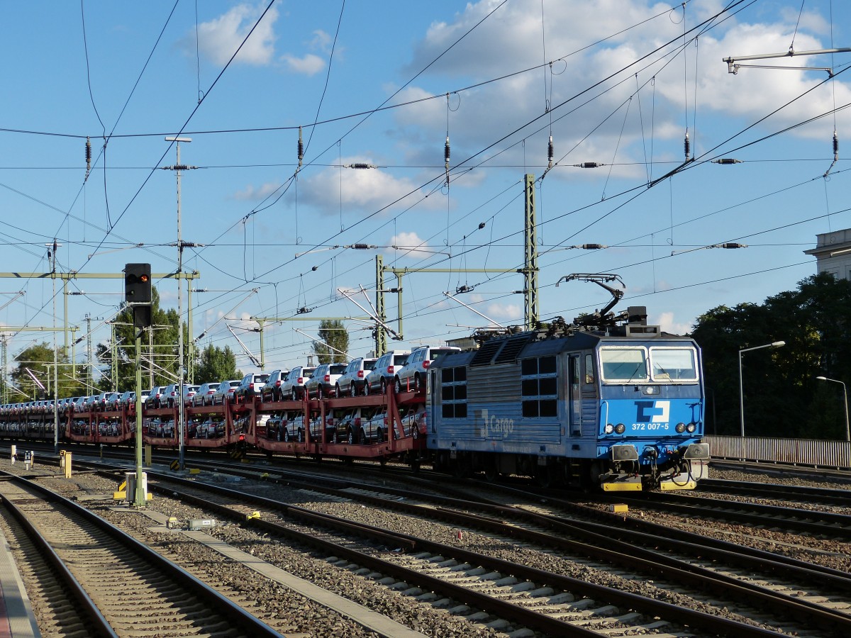 372 007 war auch noch mit dabei , hier mit ihrem Skoda Autozug bei der Einfahrt in den Dresdner Hbf Richtung Dresden Friedrichstadt am 27.09.13