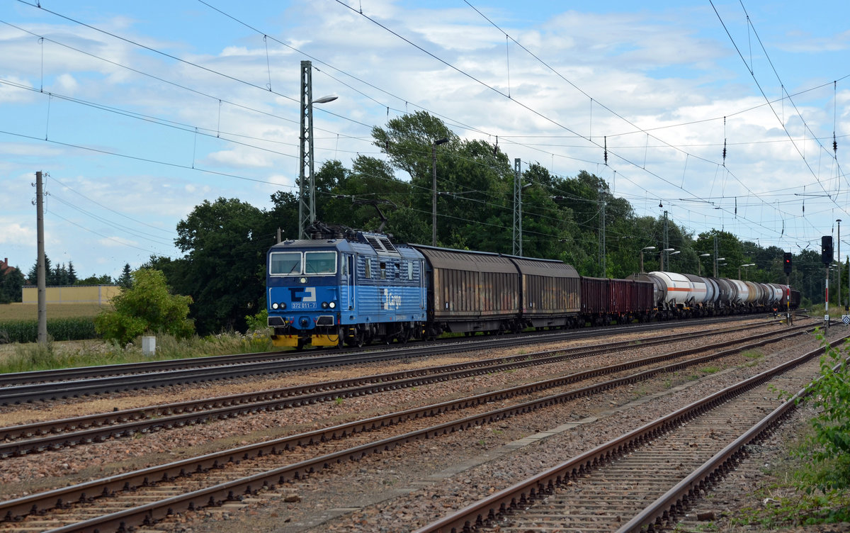372 011 führte ihren gemischten Güterzug nach Leipzig-Engelsdorf am 05.08.17 durch Weißig (b. Riesa) Richtung Riesa.