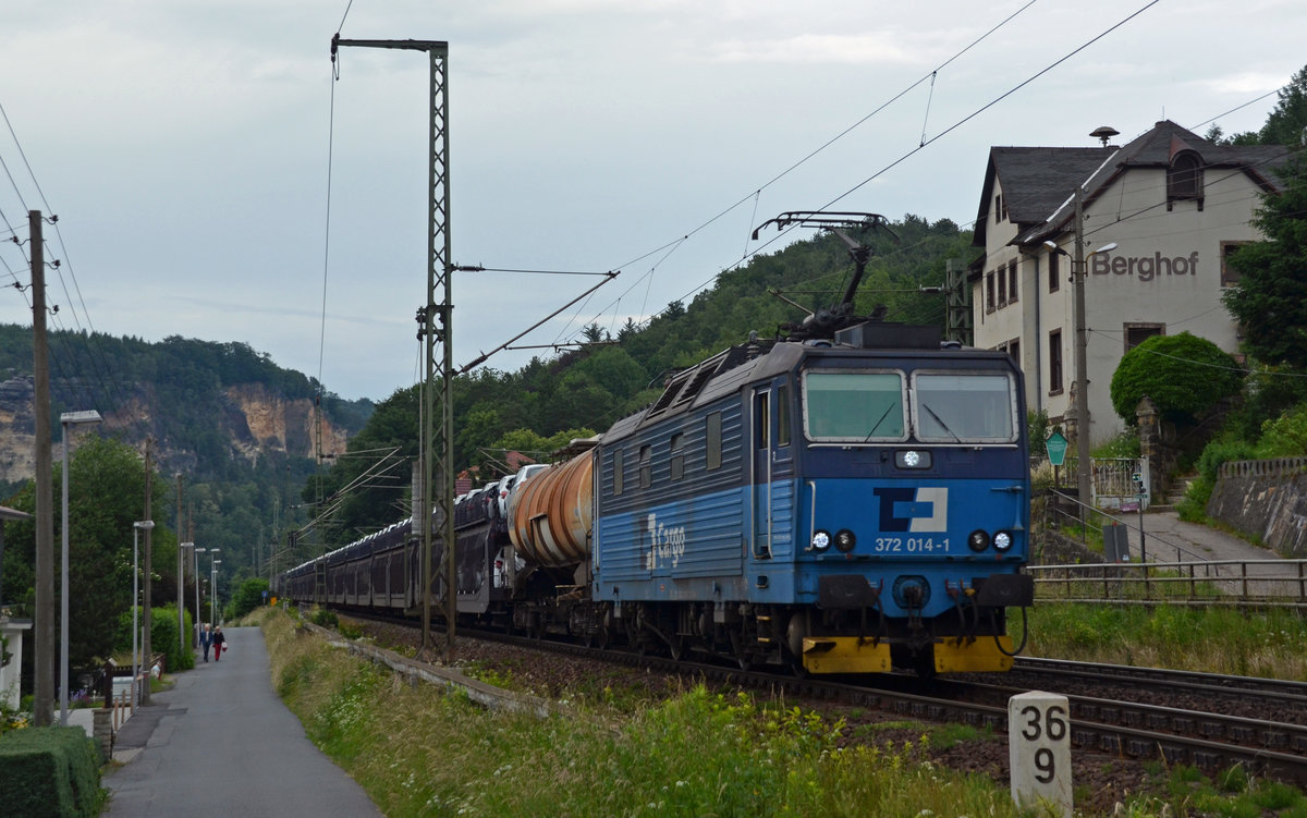 372 014 zog am Abend des 12.06.16 einen gemischten Güterzug durch Stadt Wehlen Richtung Dresden.
