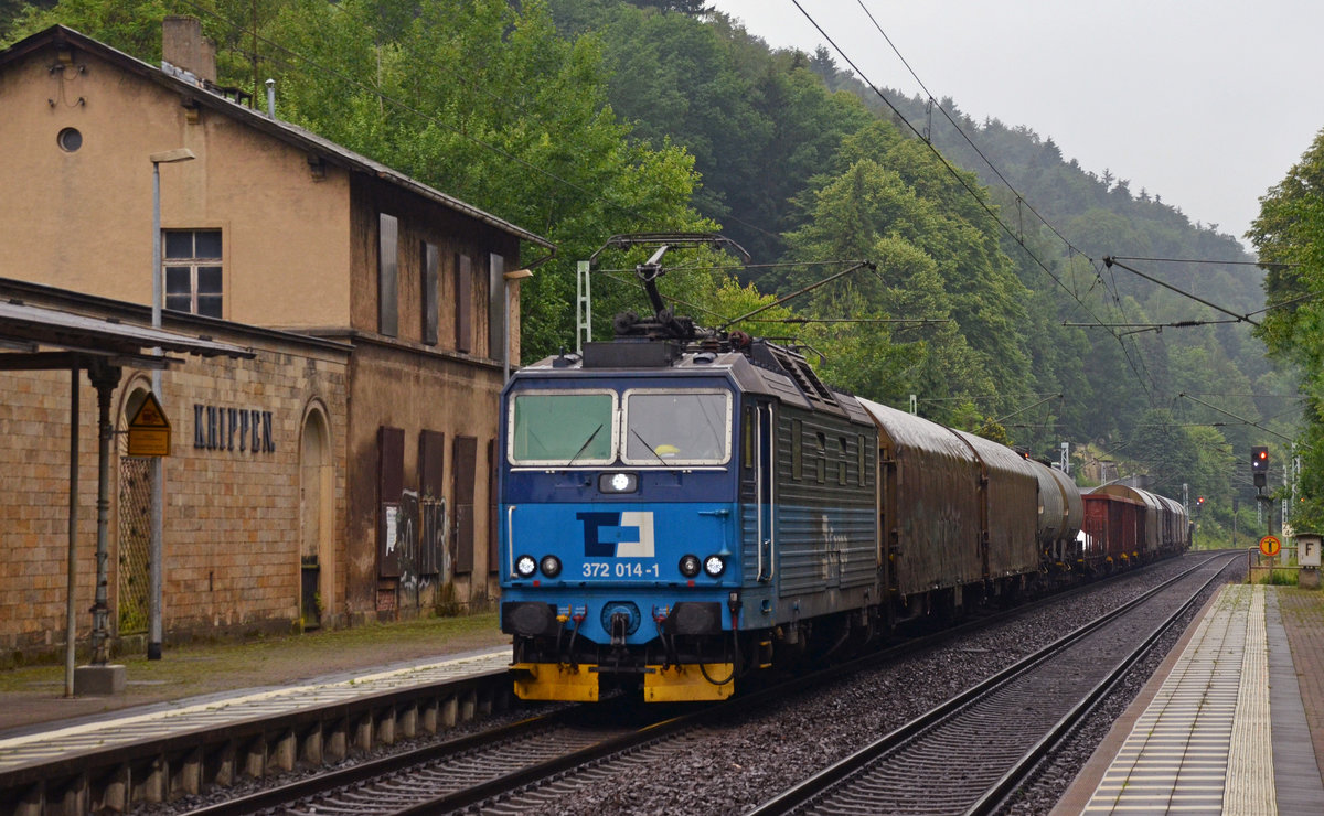 372 014 zog am Morgen des 13.06.16 einen kurzen gemischten Güterzug durch Krippen Richtung Tschechien.