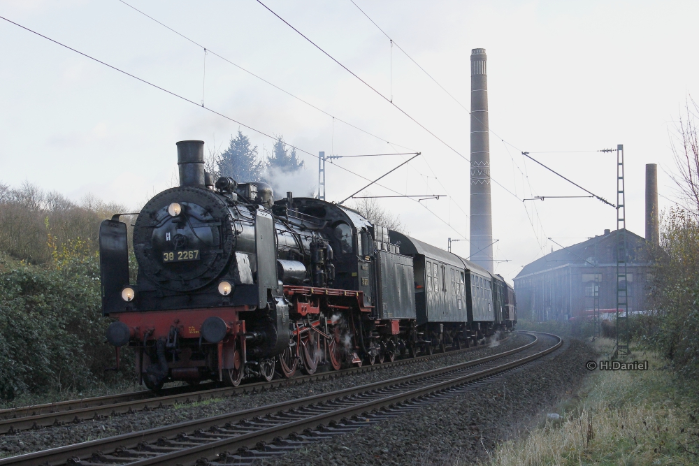 38 2267 mit einem Sonderzug am 28.11.2015 in Essen Horst und fuhr nach Soest.