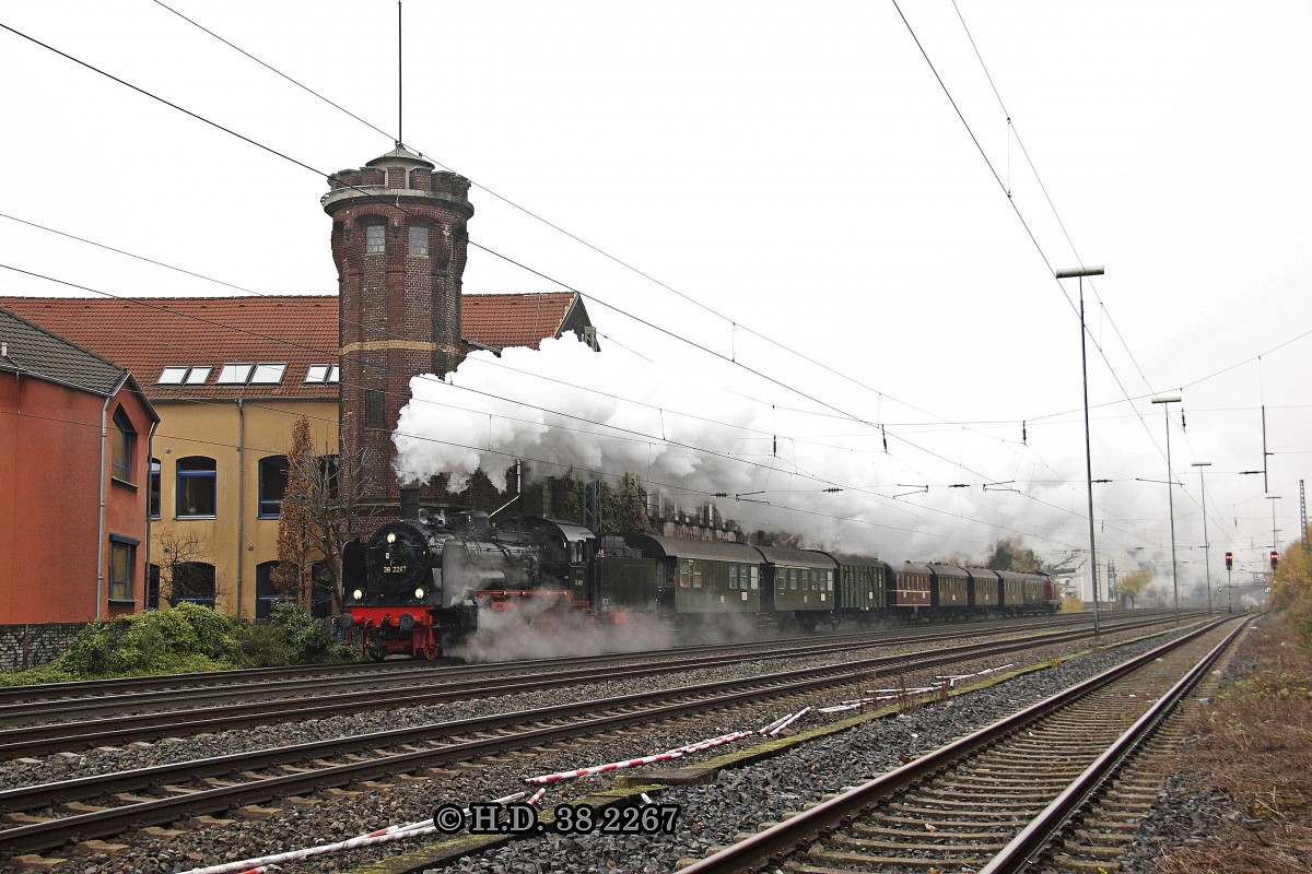 38 2267 (P8) und 212 007 am Schluss des Zuges (DPE 25049) am 23.11.2013 in Wuppertal Unterbarmen und fuhr weiter nach Bonn.