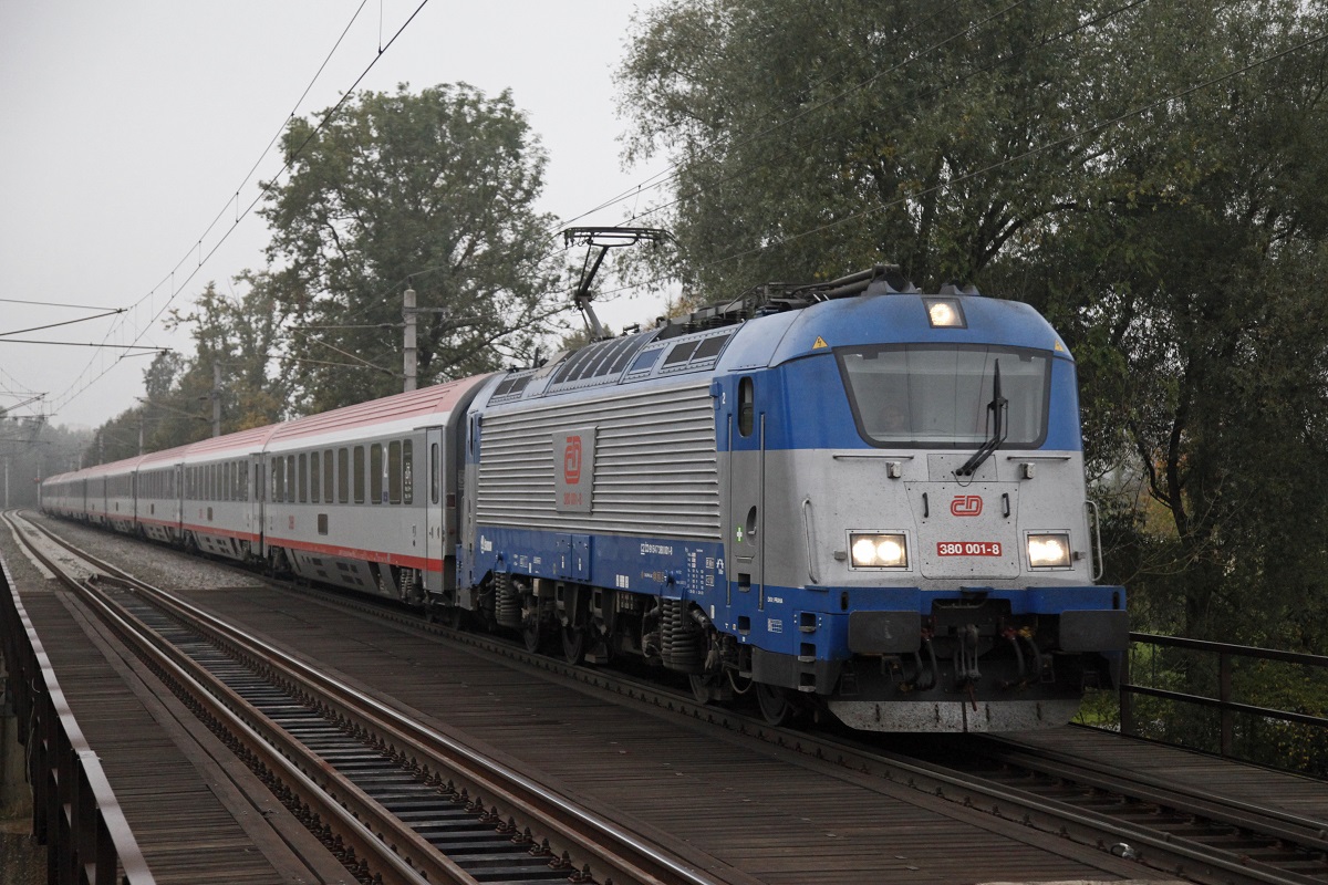 380 001 mit EC172 bei Kapfenberg am 8.10.2014.