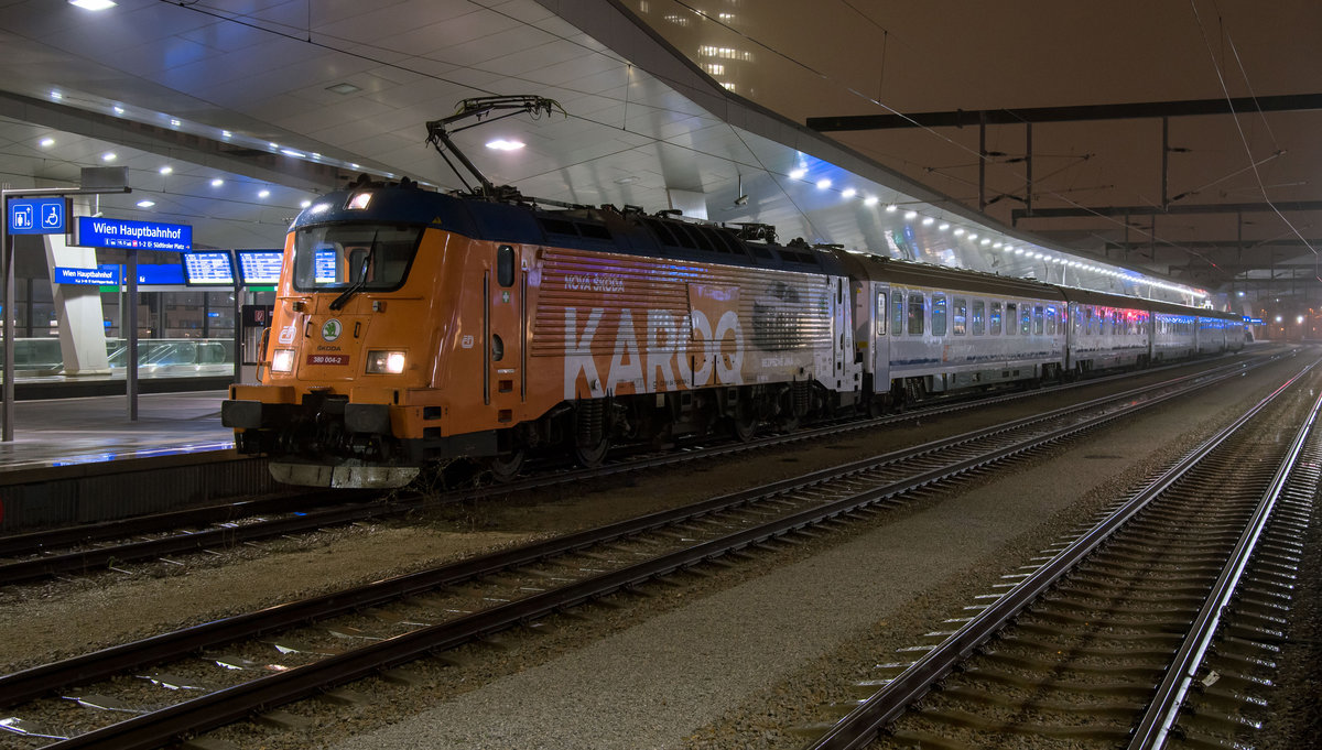 380 004 KAROQ mit EC 100 nach Katowice Abfahrbereit im Wiener Hauptbahnhof am 8.1.2018.