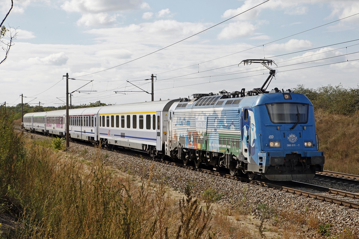 380 011 mit Eurocity bei Helmahof am 21.09.2016.