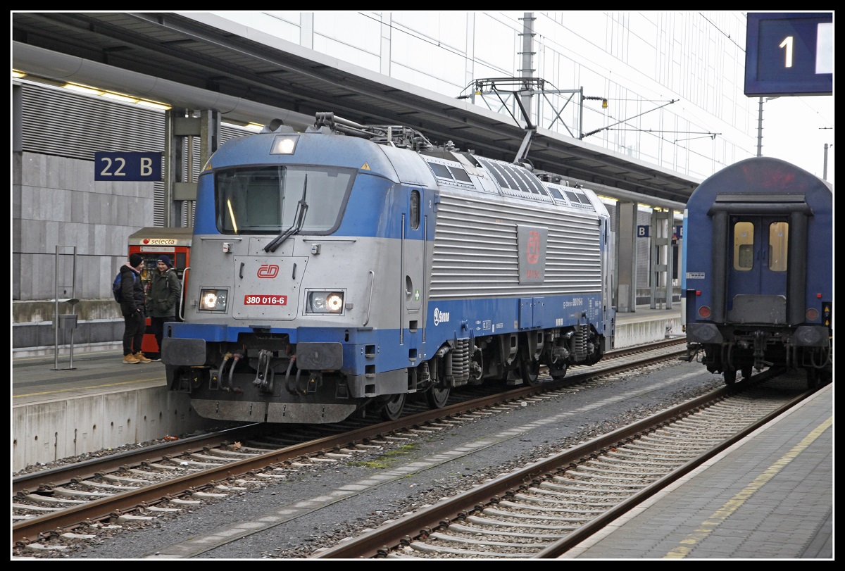 380 016 in Linz Hbf. am 22.11.2018.