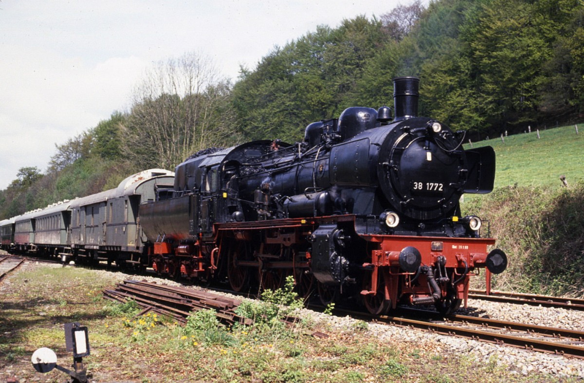 381772 steht abfahrbereit mit einem Sonderzug in Richtung Lengerich im Bahnhof Brochterbeck am 28.4.1990.