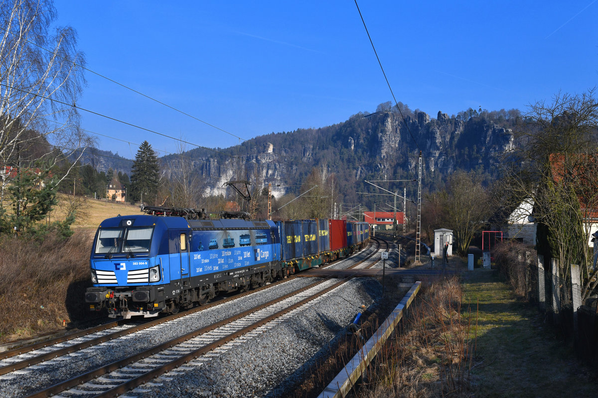 383 004 mit einem Containerzug am 25.03.2018 bei Rathen. 