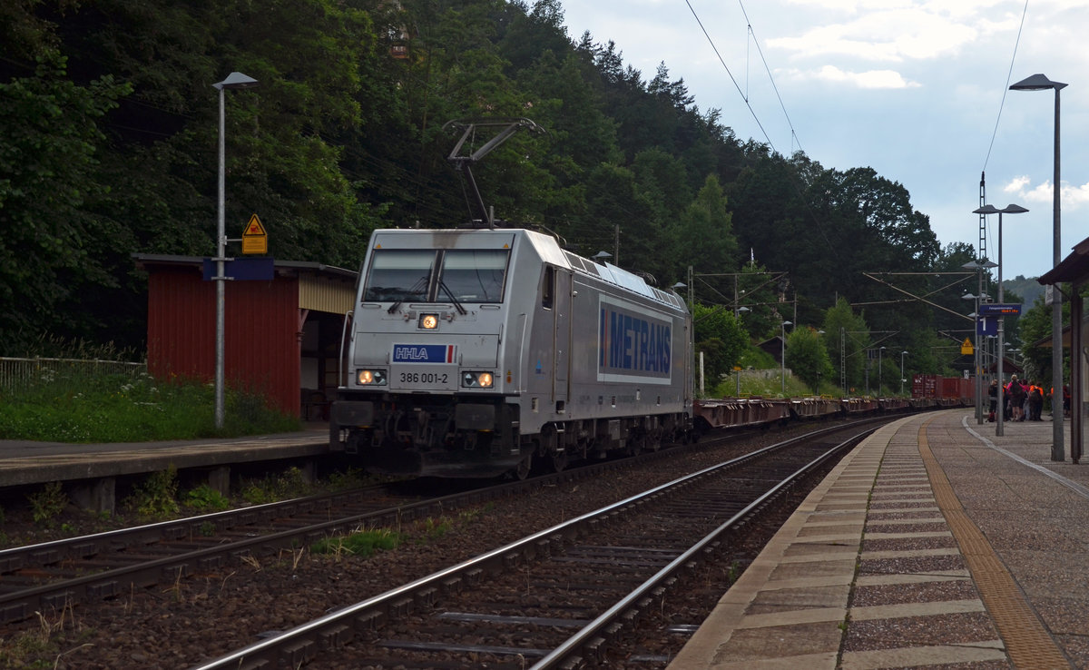 386 001 passiert mit einem Containerzug am 12.06.16 den Haltepunkt Stadt Wehlen in Richtung Bad Schandau. 