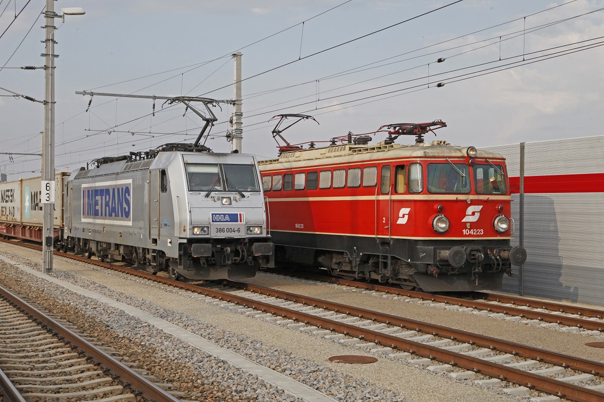 386 004 und 1042.23 nebeneinander in Wien Blumental am 4.04.2017.