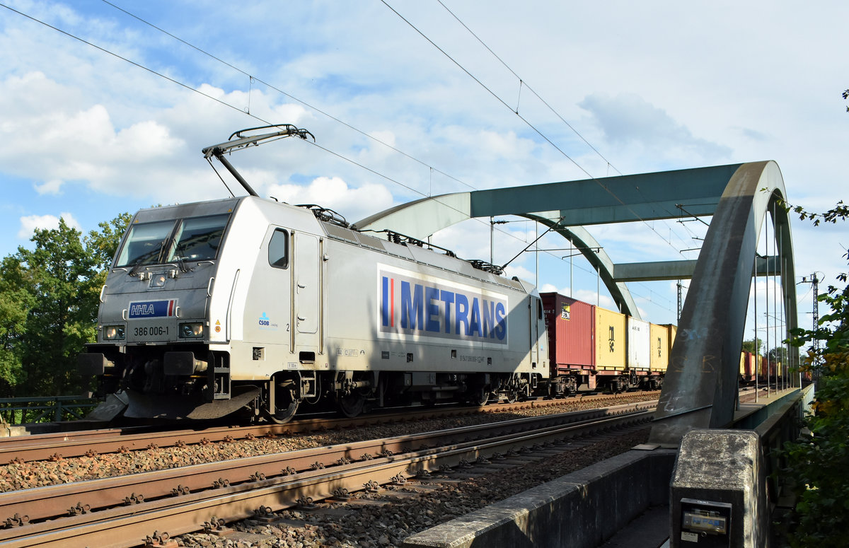 386 006-1 der Metrans / HHLA im Güterverkehr kommend aus dem Hagenower Land, in Richtung Hamburg unterwegs. Höhe Büchen Eisenbahnbrücke, 22.09.2017