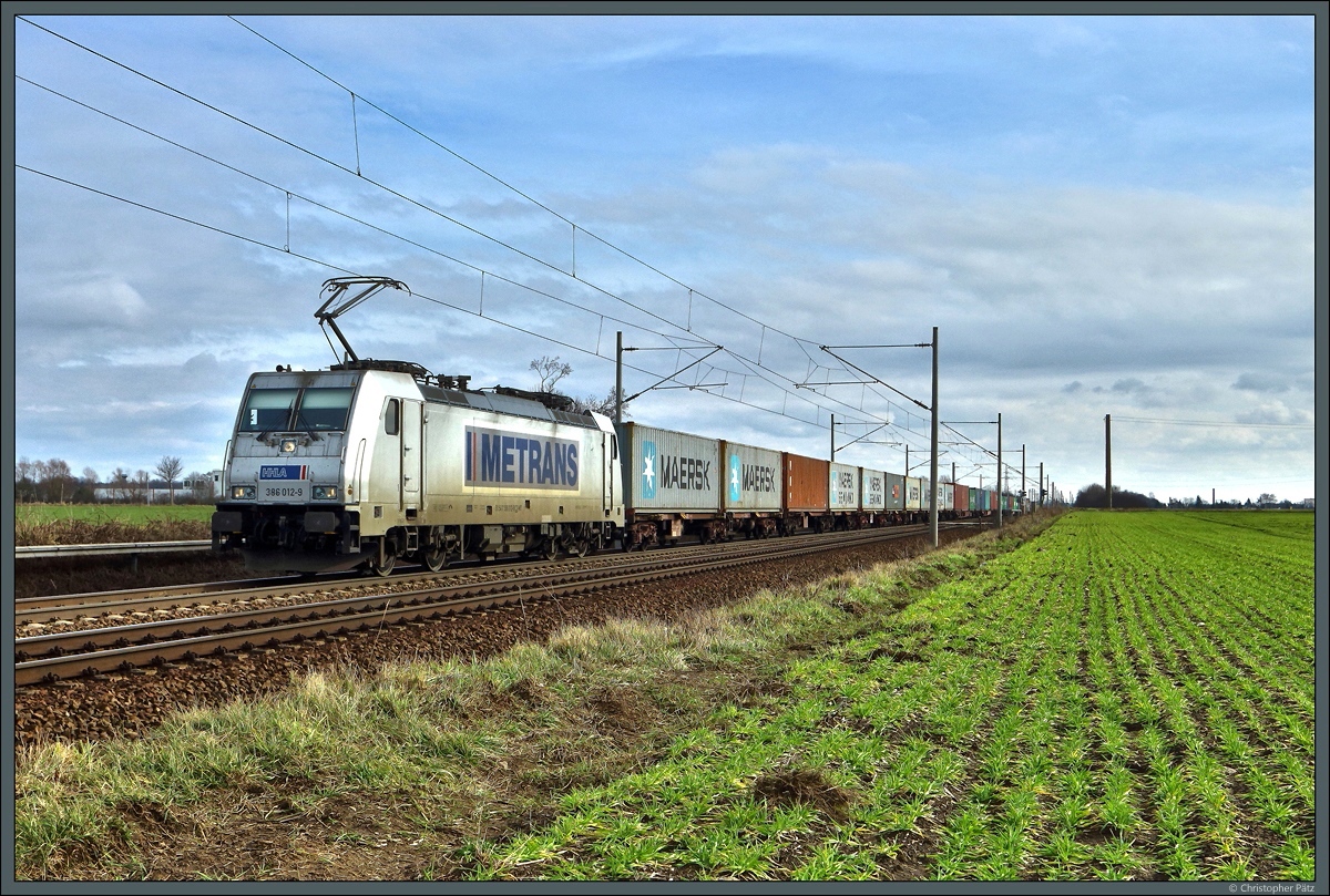 386 012-9 ist am 25.02.2017 mit einem Containerzug zwischen Rodleben und Zerbst unterwegs.