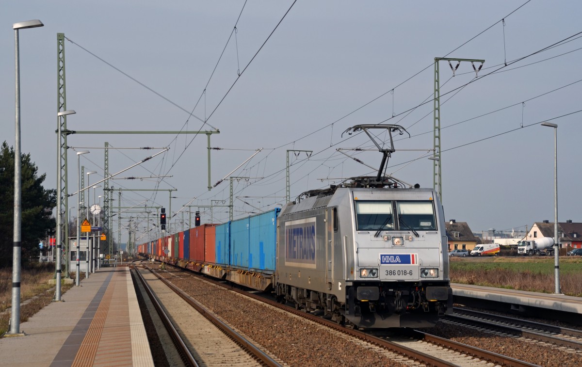 386 018 der Metrans zog am 19.02.16 einen Containerzug durch Rodleben Richtung Wittenberg.