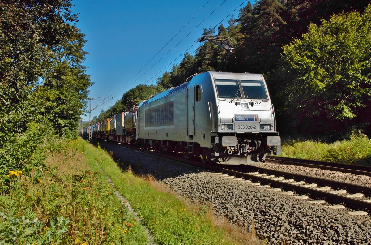 386 020-2 ist hier mit einen Containerzug am 24.08.16 bei Burghaun zu sehen.