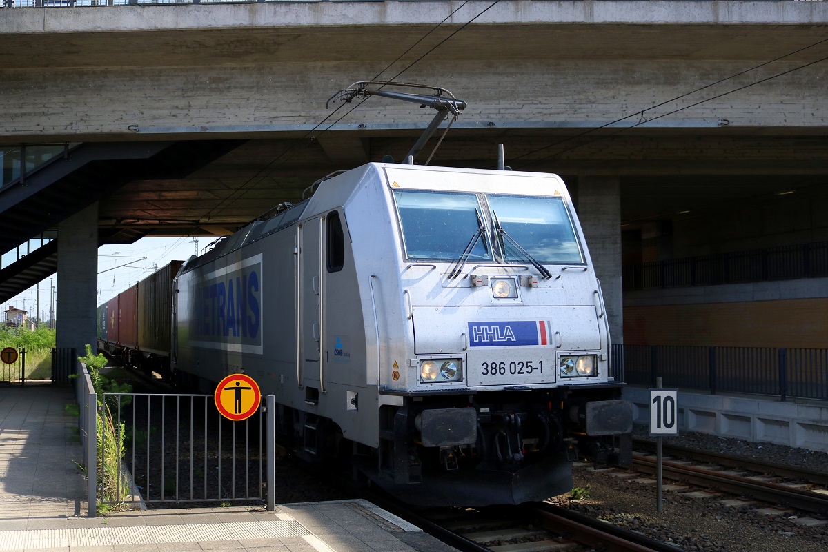 386 025-1 Metrans als Containerzug durchfährt den Bahnhof Falkenberg(Elster). [8.7.2017 - 16:33 Uhr]