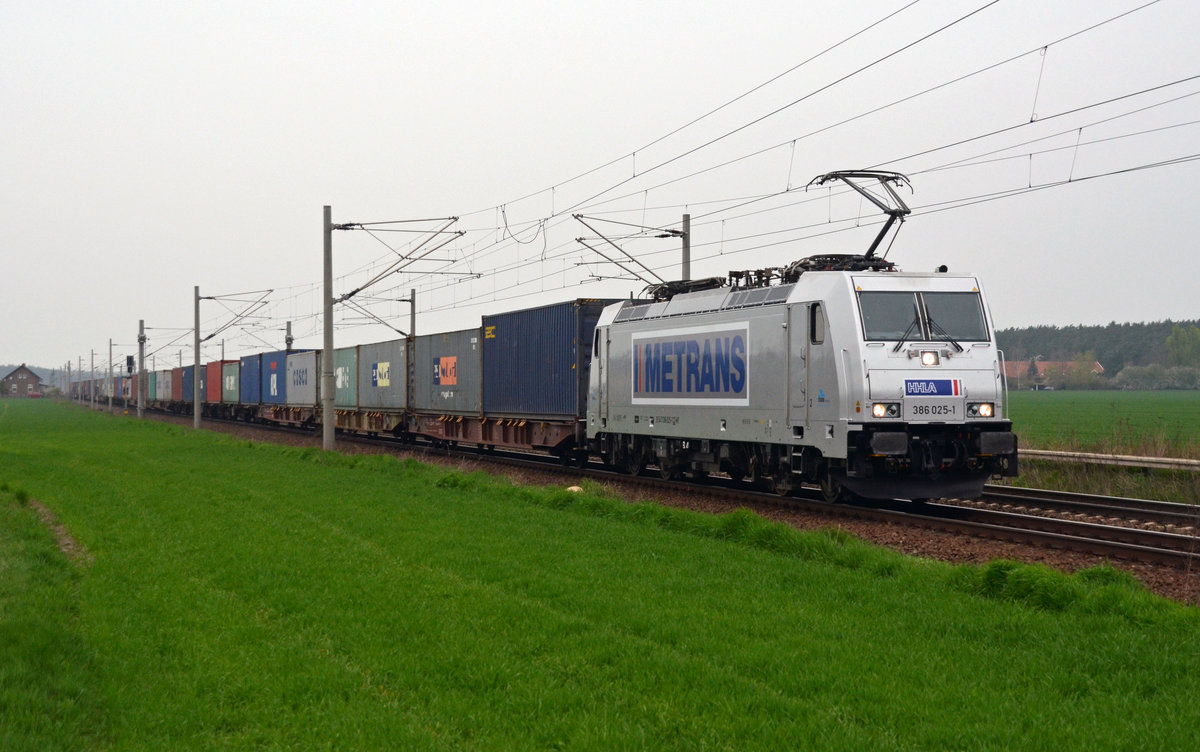 386 025 rollte mit einem Containerzug am 04.04.17 durch Rodleben Richtung Roßlau.