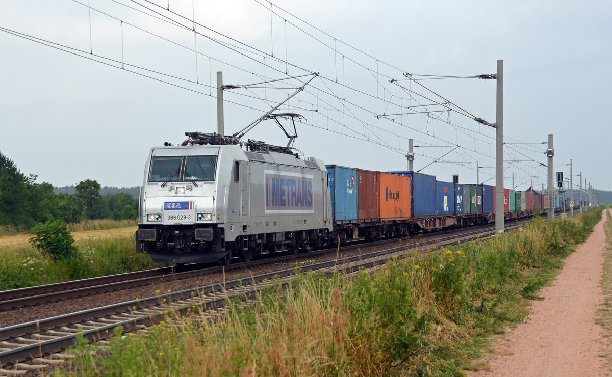 386 029 der Metrans schleppte am 08.07.17 einen Containerzug durch Rodleben Richtung Roßlau.