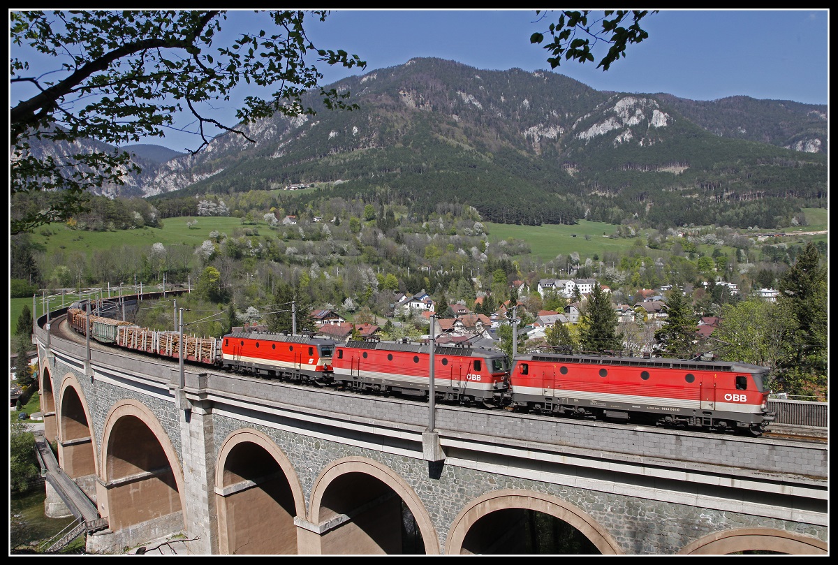 3x1144 mit Güterzug auf dem Schwarzaviadukt am 19.04.2018.