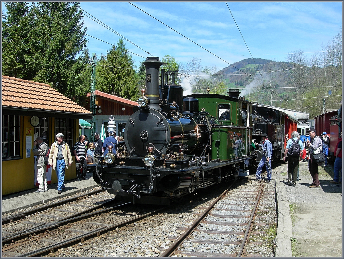 40 Jahre Blonay Chamby, Pfingstfestival 2008: Die Dampfbahn Furka Bergstrecken (DFB) VZ HG 2/3 N° 6  Weisshorn  ist mit der Blonay-Chamby BFD HG 3/4 N° 3 und ihrem Zug in Chaulin Musée eingetroffen.
Die HG 2/3 N° 6 Weisshorn war die erste Dampflok der Dampfbahn Furka Bergbahn, als diese 1992 auf dem Abschnitt Tiefenbach - Realp den Betrieb aufnahm. 3. Mai 2008