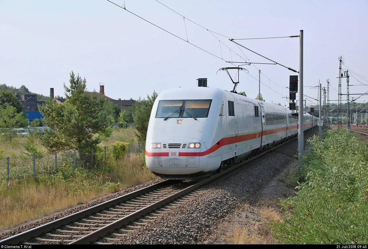 401 ??? als ICE 696 (Linie 11) von Frankfurt(Main)Hbf nach Kiel Hbf durchfährt mit Fernlicht den Bahnhof Bitterfeld auf Gleis 1.
[21.7.2018 | 9:40 Uhr]