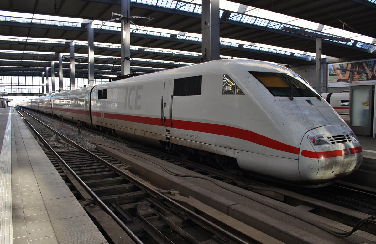 401 082-3  Rüdesheim  wartet am 15.8.2017 als ICE882 von München Hauptbahnhof nach Hamburg-Altona im Startbahnhof auf Abfahrt.