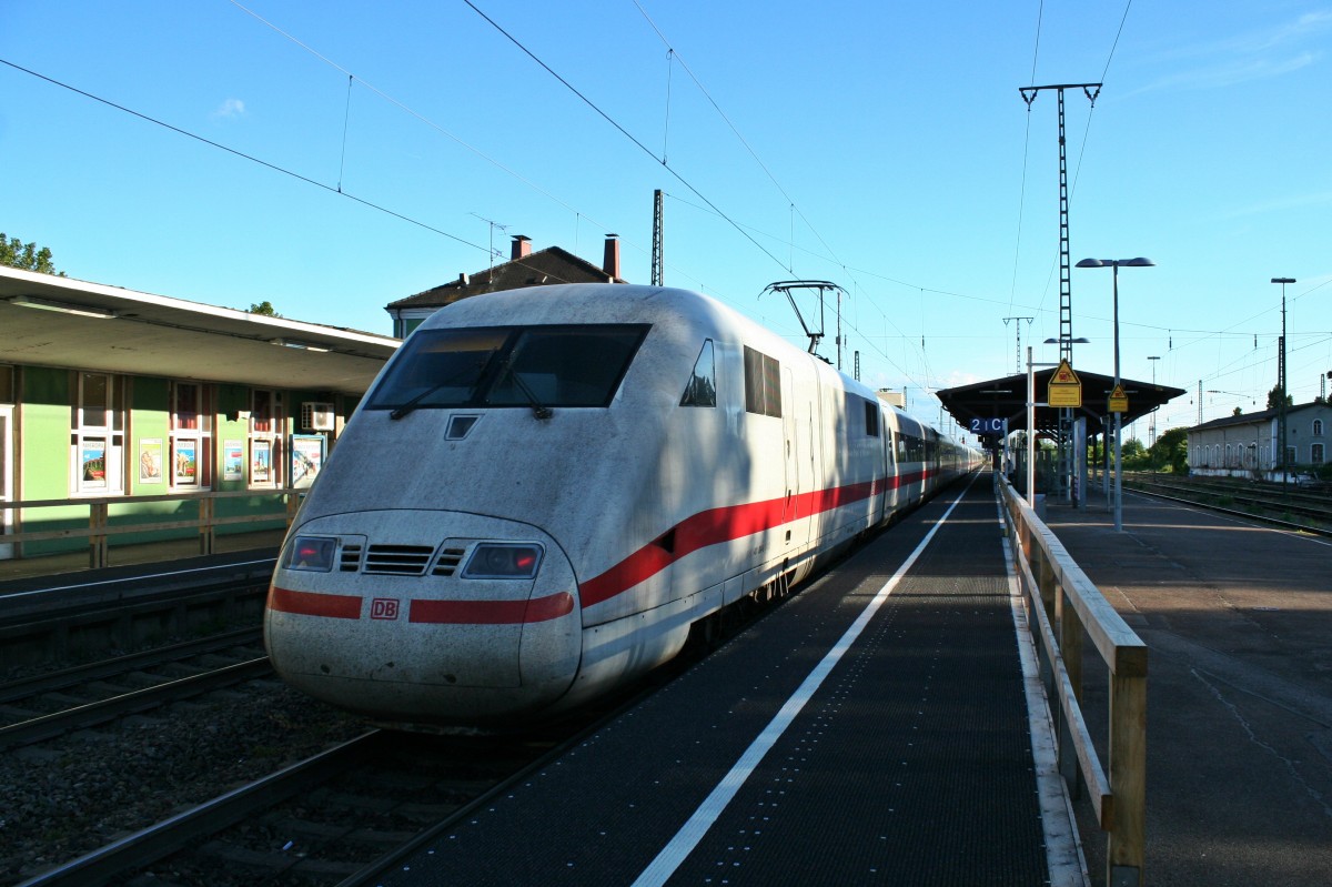 401 084-9 als ICE 373 von Berlin Ostbahnhof nach Interlaken Ost am Abend des 24.05.14 beim Verlassen des Bahnhofs Mllheim (Baden).