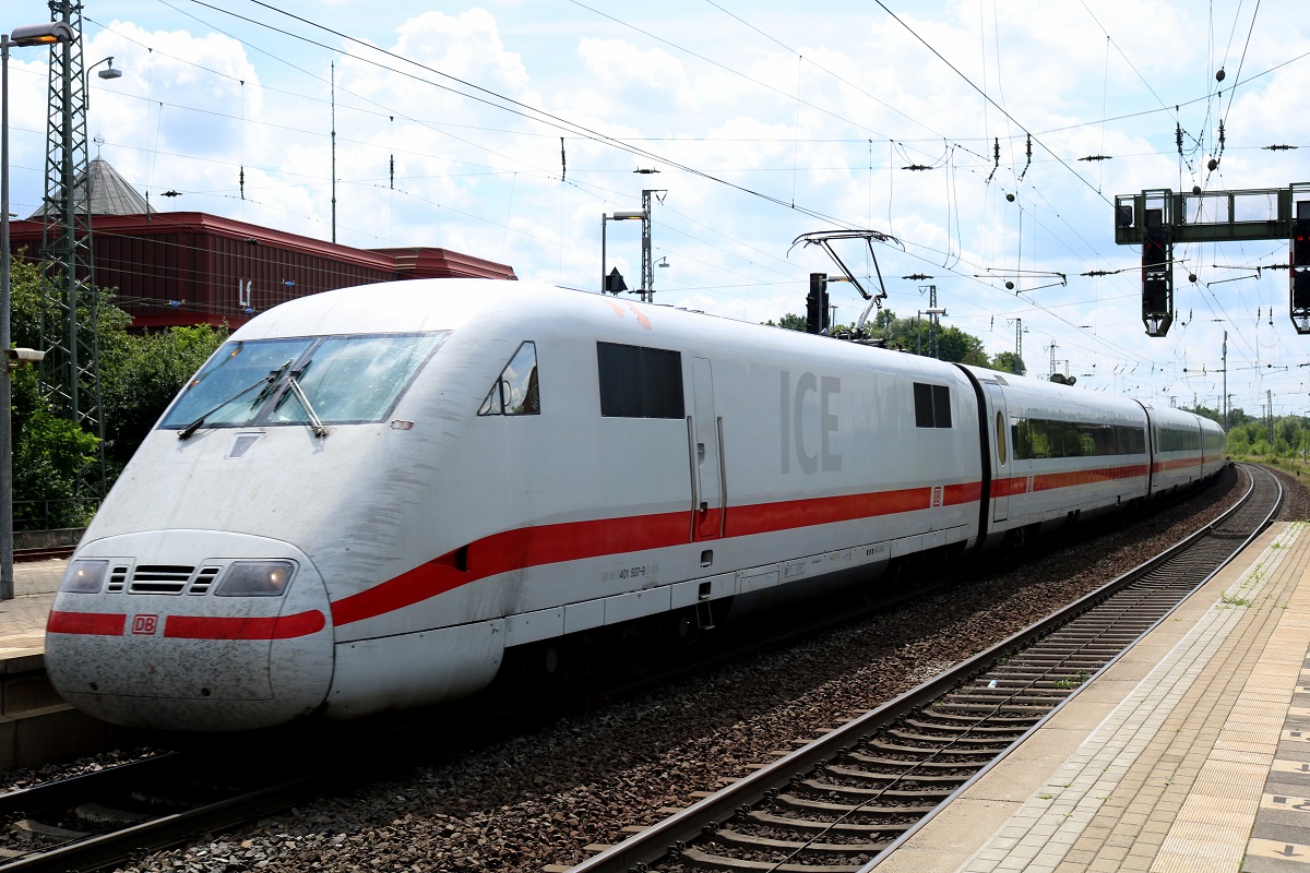 401 507-9 (Tz 107  Plattling ) als ICE 972 (Linie 22) von Stuttgart Hbf nach Kiel Hbf bei der Durchfahrt im Bahnhof Lüneburg auf der Bahnstrecke Hannover–Hamburg (KBS 110). [6.7.2017 - 12:11 Uhr]
