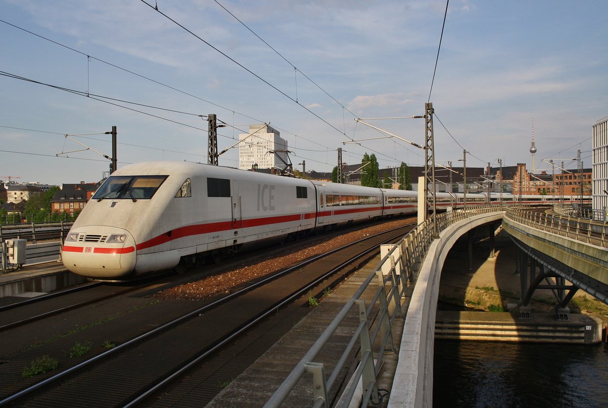 401 510-3  Gelsenkirchen  fährt am 12.5.2017 als ICE877 von Berlin Ostbahnhof nach Karlsruhe Hauptbahnhof in den Berliner Hauptbahnhof ein.