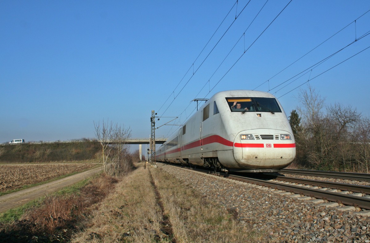 401 520-2 als ICE 279 von Berlin Ostbahnhof nach Basel SBB, aufgenommen am 31.01.14 bei Hgelheim.
Viele Gre an den Lokfhrer!