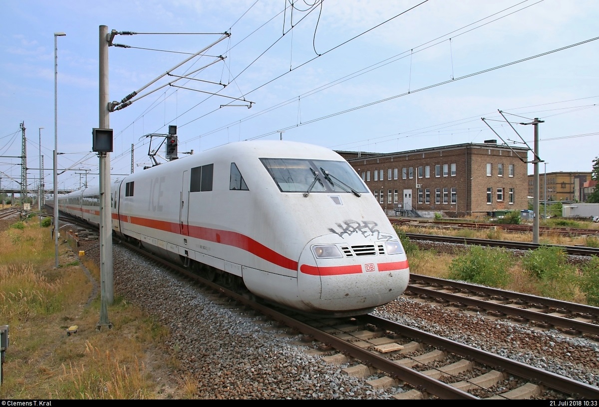401 563-2 (Tz 163) als ICE 703 (Linie 18) von Hamburg-Altona nach München Hbf erreicht den Bahnhof Bitterfeld auf Gleis 3.
[21.7.2018 | 10:33 Uhr]