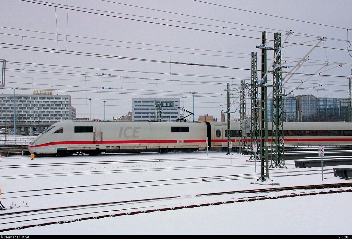401 565-7 (Tz 165) als verspäteter ICE 709 (Linie 18) von Hamburg-Altona nach München Hbf erreicht Halle(Saale)Hbf auf Gleis 8. [17.3.2018 | 17:34 Uhr]