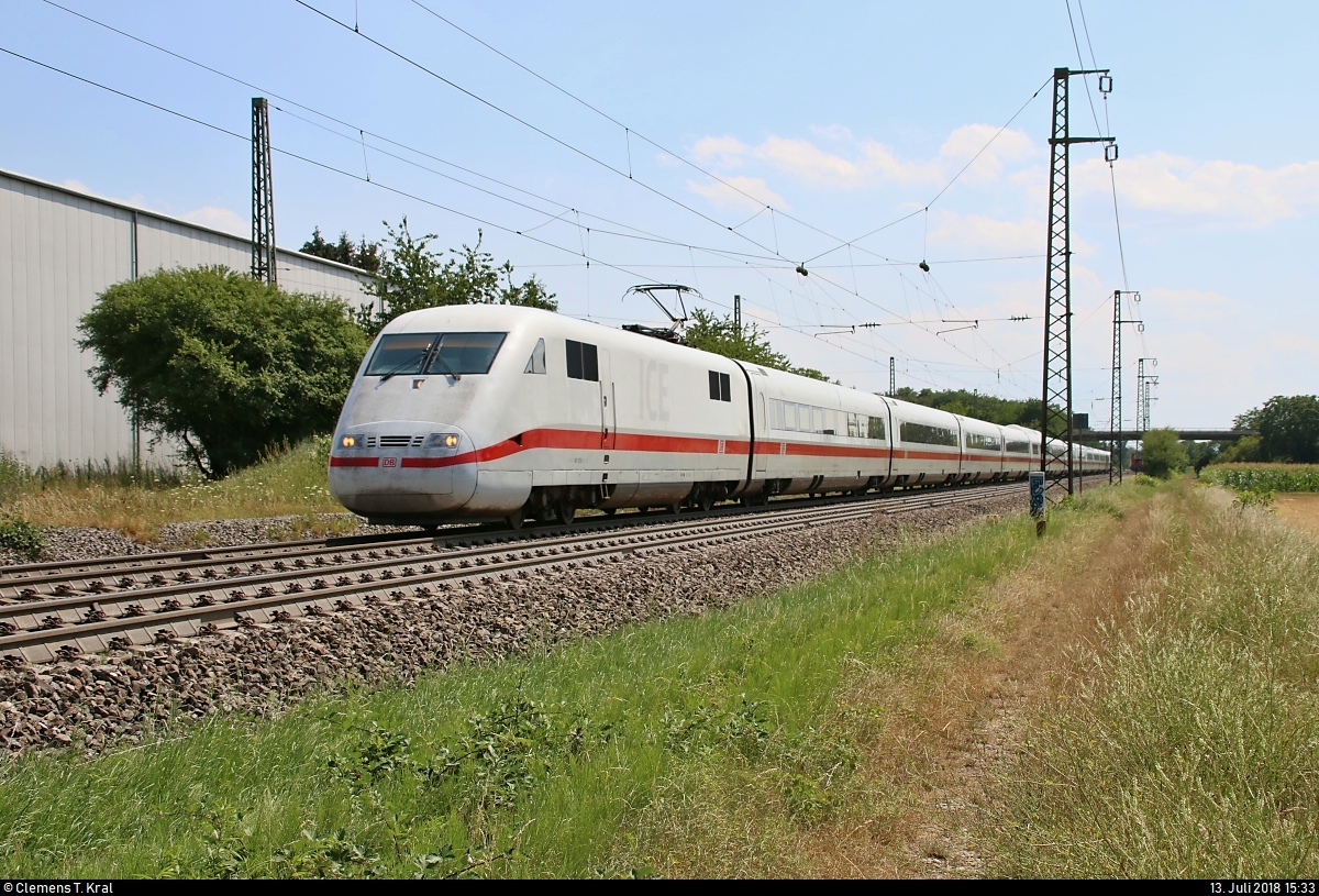 401 573-1 (Tz 173  Basel ) als ICE 70 (Linie 20) von Zürich HB (CH) nach Hamburg-Altona (D) durchfährt den Haltepunkt Auggen auf der Bahnstrecke Mannheim–Basel (Rheintalbahn | KBS 703).
Aufgenommen im Gegenlicht.
[13.7.2018 | 15:33 Uhr]