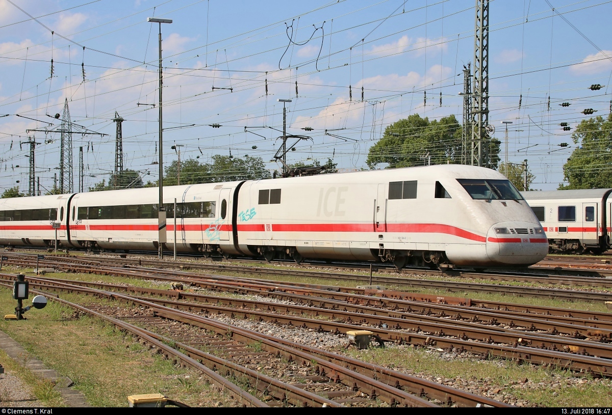 401 584-8 (Tz 184  Bruchsal ) als ICE 75 (Linie 20) von Hamburg-Altona nach Zürich HB (CH) erreicht den Bahnhof Basel Bad Bf (CH) auf Gleis 3.
Aufgenommen vom öffentlich zugänglichen Parkplatz neben der Schwarzwaldallee.
[13.7.2018 | 16:47 Uhr]