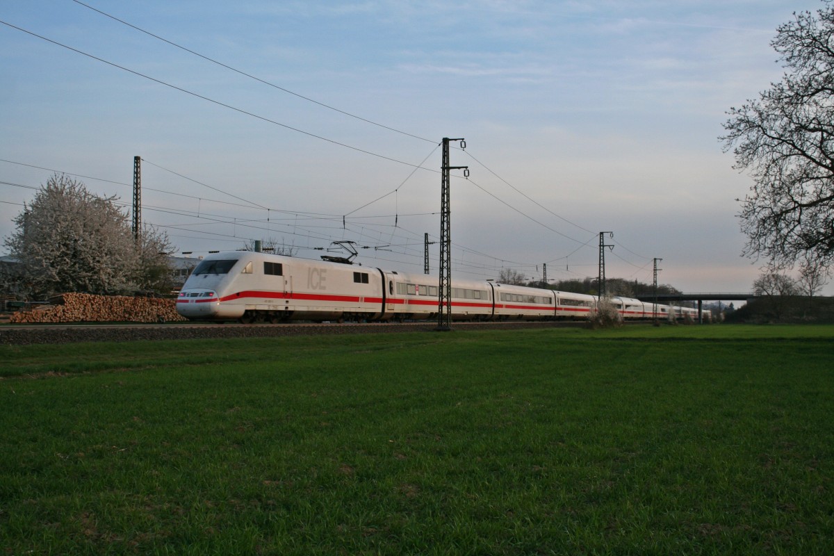 401 585-5 als ICE 373 von Berlin Ostbahnhof nach Interlaken Ost am Abend des 29.03.14 in Auggen. 