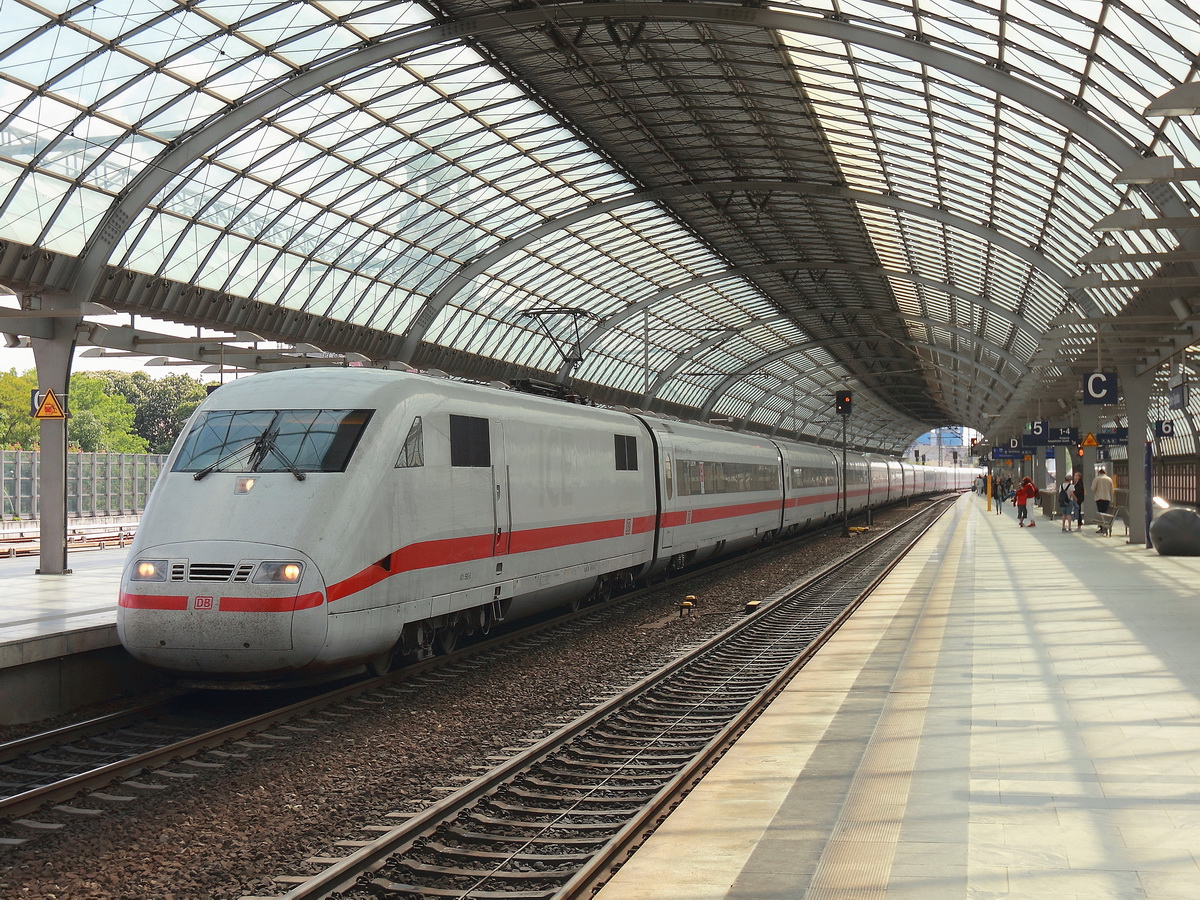 401 590-5  Ludwigshafen am Rhein  steht am 29. Mai 2015 im Bahnhof Berlin Spandau zur Weiterfahrt nach Interlaken Ost bereit. 