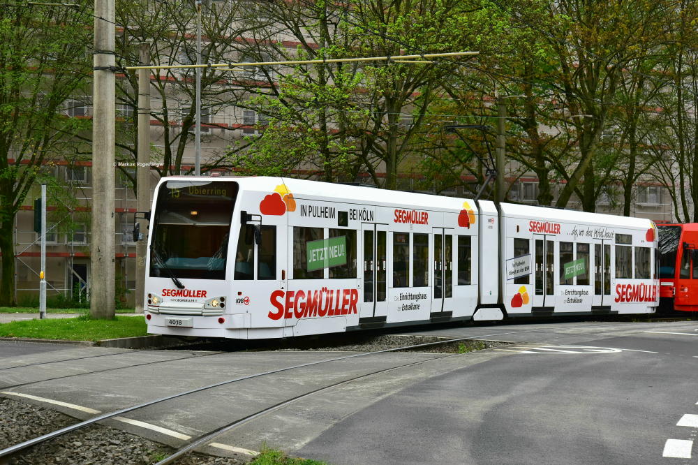 4018 wurde eine neue Ganzreklame für das Möbelhaus  Segmüller  angebracht. 
Hier zu sehen auf der Wilhelm-Sollmann-Straße am 07.04.2017.
