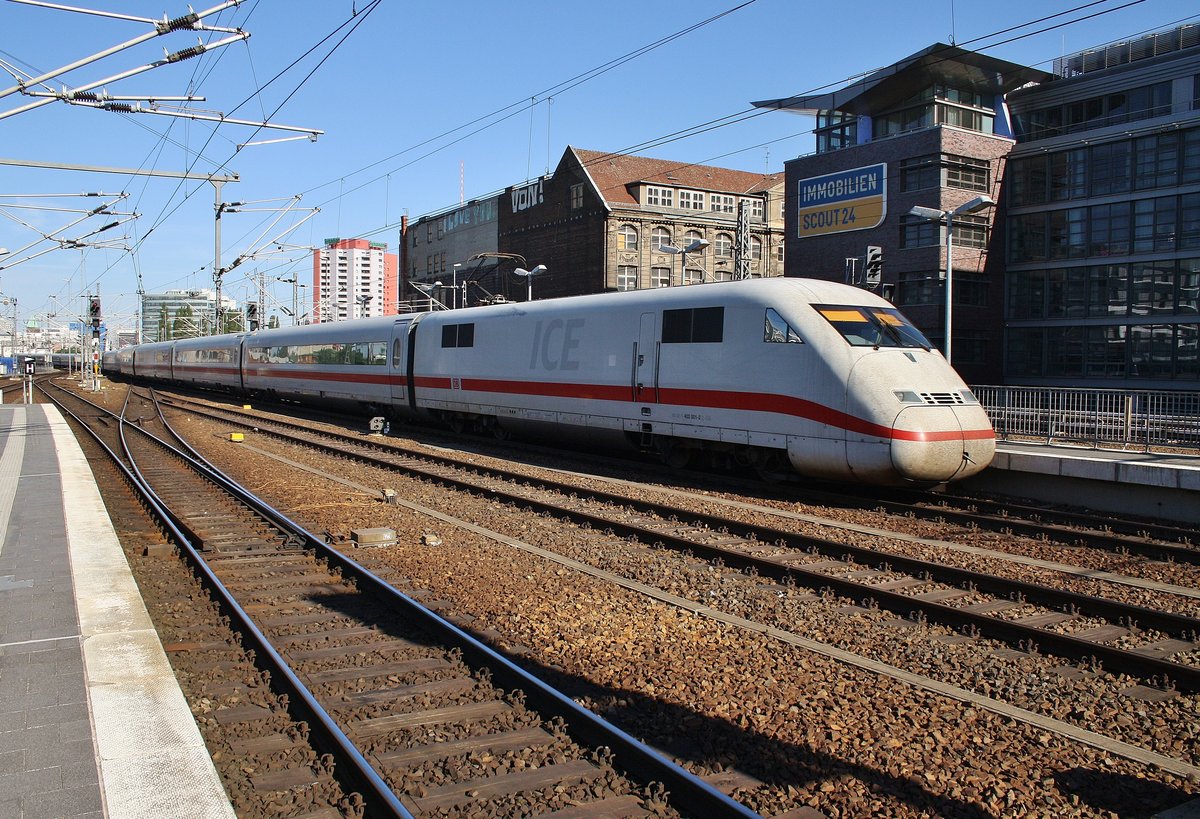 402 001-2  Rheinsberg  verlässt am 28.5.2017 als ICE652 von Berlin Ostbahnhof nach Köln Hauptbahnhof zusammen mit 402 002-0  Wuppertal  als ICE642 nach Düsseldorf Hauptbahnhof den Berliner Ostbahnhof. 