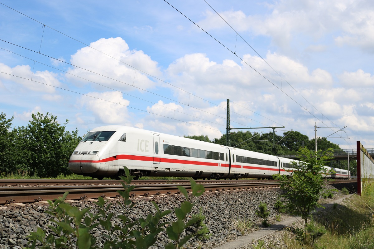 402 004 (Tz 204  Bielefeld ) als ICE ICE 680 (Linie 25) von München Hbf nach Hamburg-Altona in Radbruch auf der Bahnstrecke Hannover–Hamburg (KBS 110). [6.7.2017 - 13:40 Uhr]