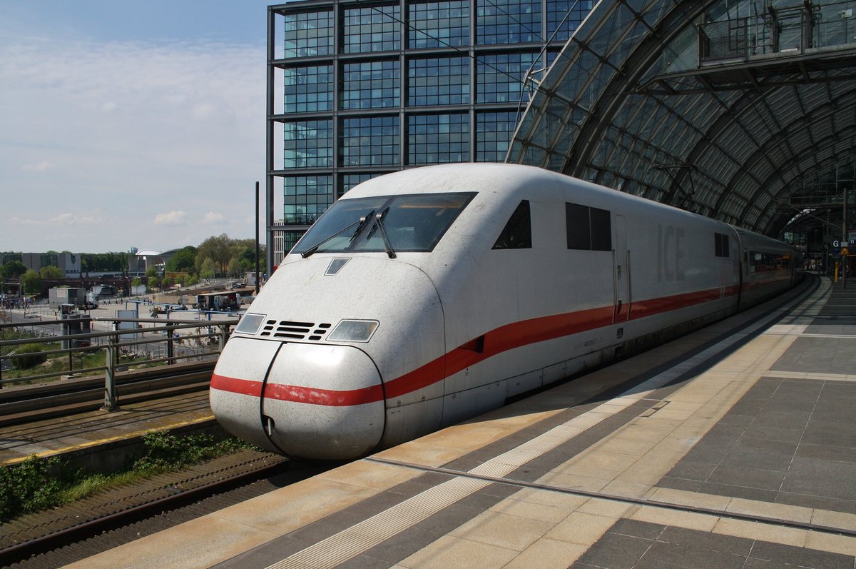 402 013-7  Nauen  verlässt am 14.5.2017 als ICE543 von Köln Hauptbahnhof nach Berlin Ostbahnhof den Berliner Hauptbahnhof.