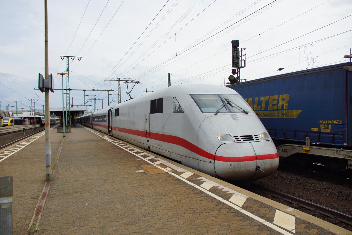 402 023-6 (ICE 2) fährt als ICE 586 nach Hamburg-Altona steht am 19.08.15 im Bhf.Fulda.